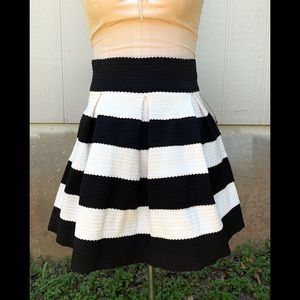Xhilaration (M) B&W Striped Skirt